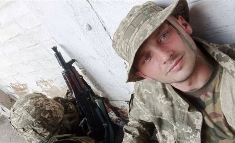 Спочатку волонтерив, а потім сам взяв до рук зброю: в Чернігові поховали Захисника Кирила Михайлова