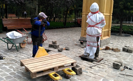 В мелитопольском парке появилась новая скульптура: пока еще интрига сохраняется