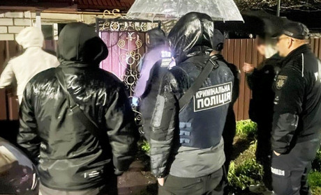 На одній із вулиць Звягеля чоловік продавав боєприпаси — його затримали поліцейські