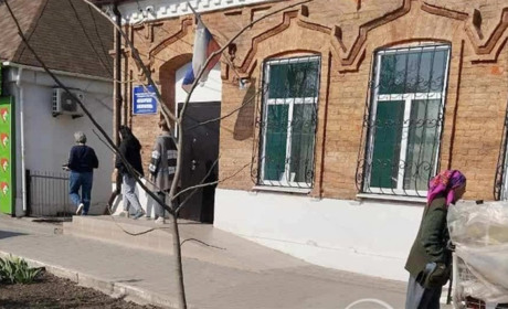 «Денег нет, но вы держитесь»: на окупаційні установи Херсонщини масово подають до суду за борги