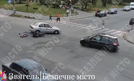 У двох ДТП у Звягелі постраждали водії двоколісних: відео з камер відеоспостереження