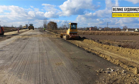 Техніка знову виїхала на дорогу Червоноград – Рава-Руська. Капітальний ремонт траси продовжується