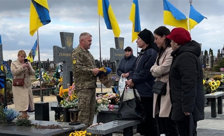 Героїчно пройшов бойовий шлях: у Сарнах прощалися з солдатом Євгенієм Петровим