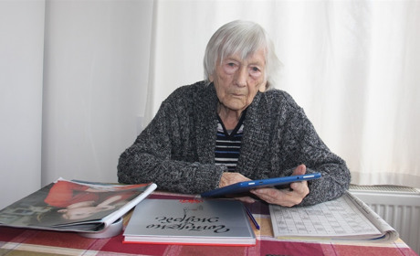 Всесвіт у домі: 91-річна Раїса Морозюк з Хомутинців користується планшетом і має сторінку у фейсбук