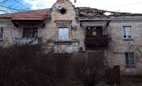 У Нові й Каховці з-під завалів зруйнованого будинку витягнули літню жінку