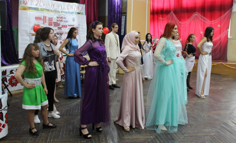 Защитили дипломы демонстрацией ярких нарядов