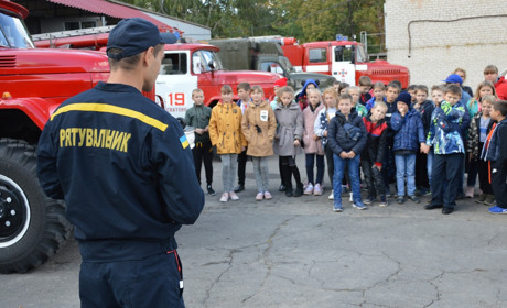 Як воно — побувати у кабіні пожежної машини знають учні шостої школи Сватового: Фоторепортаж