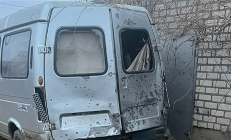 Ворожі обстріли Херсонщини: окупанти завдали ударів по будинкам, автівкам, навчальному закладу