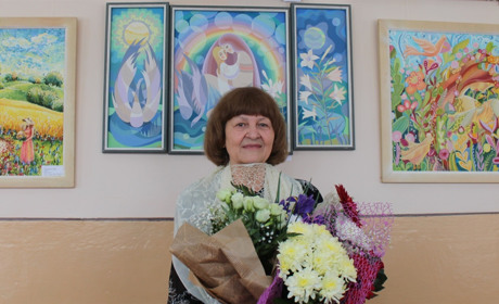 «Вчитель та його учні»: у Старокостянтинові відкрили виставку педагога Ганни Стецької