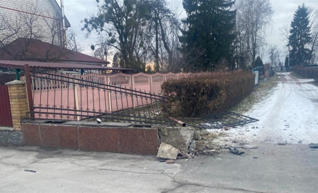 П’яні водії не розминулися у Звягелі — один врізався у паркан на кладовищі та утік
