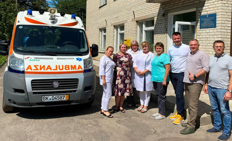 Миколаївська громада отримала машину швидкої допомоги