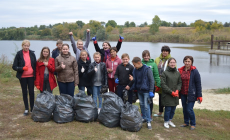 Учні Переселенської школи прибрали берег ставка