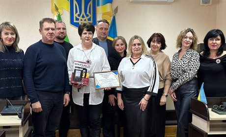 У Нетішині ініціатору встановленого у День Соборності рекорду вручили диплом та подарунок