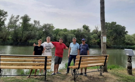 У Біляївці на екостежці Дністровія з’явилися лавочки: їх встановила молодь за підтримки міської ради