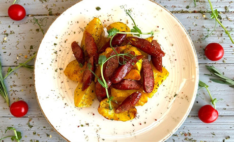 Рецепт дня: запечена картопля з мисливськими ковбасками та сиром