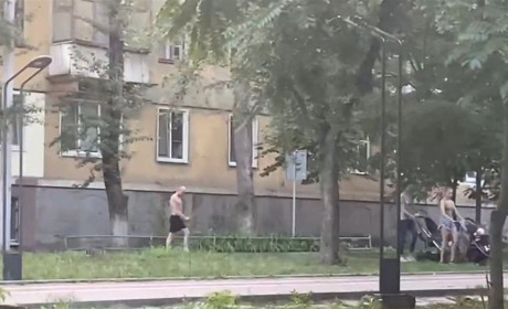 У Жовтих Водах чоловік з ножем втікав від двох інших чоловіків: відео