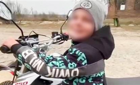 У Сарненському району оштрафували батька 10-річного хлопця, який їздив на мотоциклі