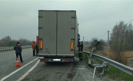 У Сатанівській громаді водій вантажівки наїхав на дорожній знак. Тепер чоловік сплатить штраф