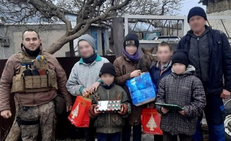 Правоохоронці Херсонської області передали подарунки дітям деокупованого села Милове