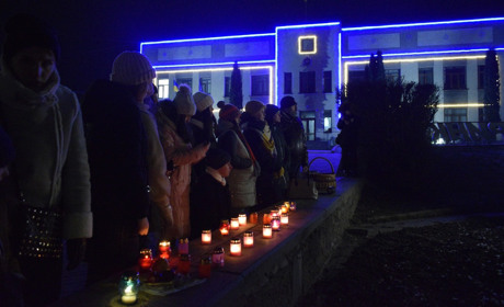 Запалили лампадки та взялися за руки: молодь Жмеринки провела акцію на площі Миру 