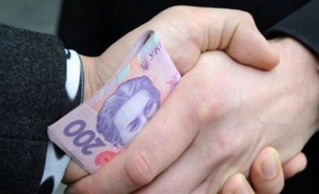 «Пропонували від 8,5 до 10 тисяч гривень». Двох глухівчан засудили за пропозиції хабаря поліцейським