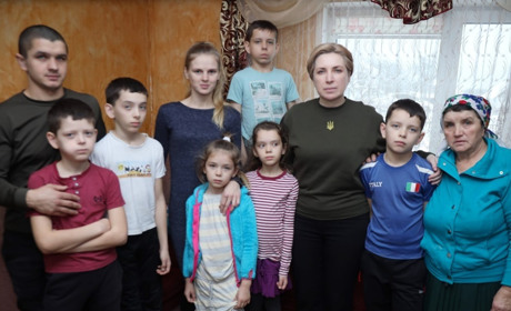 Батьки підірвалися на міні: 24-річний дядько восьми сиріт вирішив стати їх опікуном