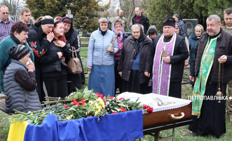 На щиті Сергій Кіяшко - Петропавлівка прощається з офіцером 24-ї бригади імені Короля Данила (ВІДЕО)