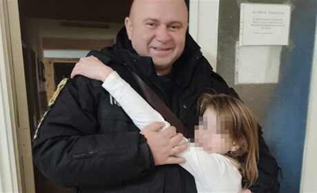 Звягельські поліцейські врятували 9-річну дівчинку від власної матері