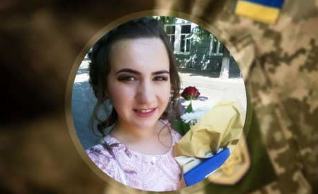 Дівчина на своє двадцятиліття пішла на контрактну службу і буде військовим медиком