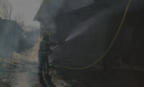 У Сарненському районі зайнялося господарство — згоріли дрова й «Таврія»