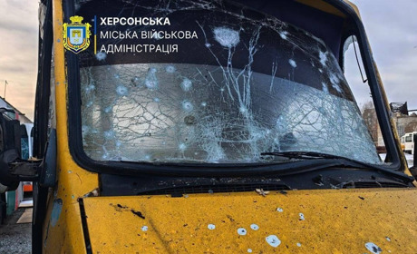 Дронові атаки на Херсонщині за добу: поранені, пошкоджено дитсадок і транспорт «Укрпошти»