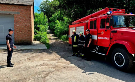 Рятувальники та працівники місцевої пожежної охорони проводять профілактичні заходи серед населення
