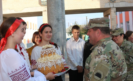 Американські військові передали обладнання школам і садочкам Старокостянтинова