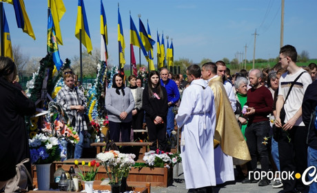 У Городку вшанували пам’ять полеглих воїнів. На Алеї Слави відправили поминальну Літургію