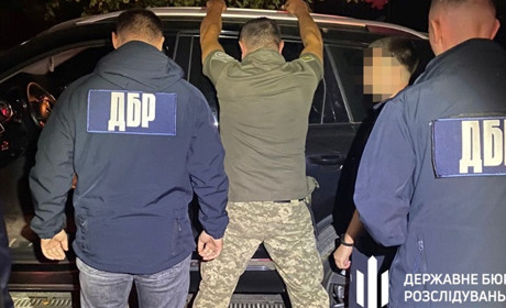 Давали «білі квитки» депутатам і їх родичам призовного віку: в Одеському районному ТЦК викрили схему