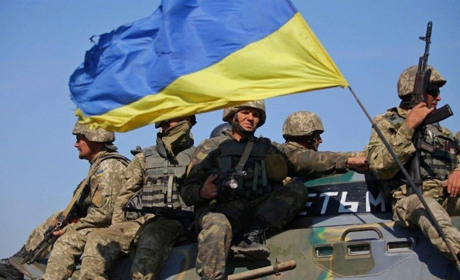 Звягельська громада збирає синьо-жовті стяги для українських воїнів на передовій