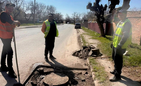 У Жмеринці замінюють аварійні люки та підіймають кришки на дорогах до рівня дорожнього покриття
