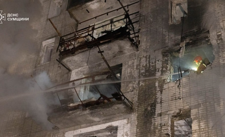 Масована атака дронів на Охтирку: Рятувальники евакуювали 35 та врятували 7 жителів багатоповерхівки