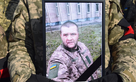 Не витримало серце: Нетішинська громада провела у вічність 40-річного захисника Дмитра Будяківського