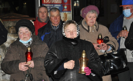 Чорнобильці Чортківщини вшанували пам’ять загиблих внаслідок аварії на ЧАЕС, запаливши лампадки