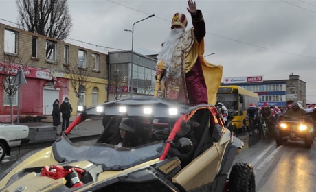 Святий Миколай на колесах, театралізована хода: як у Старокостянтинові відкрили головну ялинку