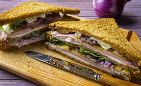 Рецепт дня: клаб-сандвіч з шинкою та солоними огірками