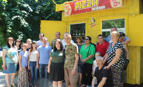 Дмитро Ольховик, який воював на сході, відкрив кіоск, де разом з дружиною продаватиме піцу