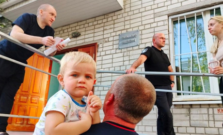 Маленький Леон уперше побачив тата. З полону повернувся морпіх Андрій Турас із Холмів
