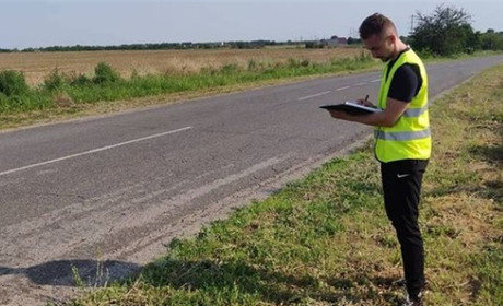 Проєктанти обстежують частину дороги Т-16-19 Біляївка-Вигода, там буде ремонт і велодоріжки