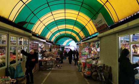 Як зігріваються ті, хто працюють на вулиці взимку: опитали трьох продавців на ринку Сватового