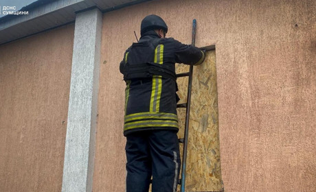 У ДСНС показали, як ліквідували наслідки ворожої атаки в Глухові