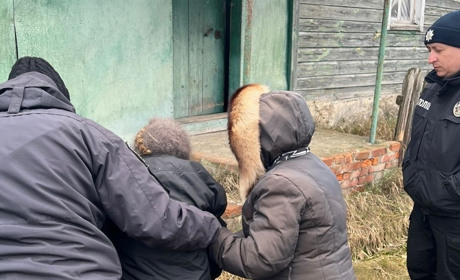 У селі неподалік Глухова в лісі заблукала 78-річна жінка. Її врятували поліцейські