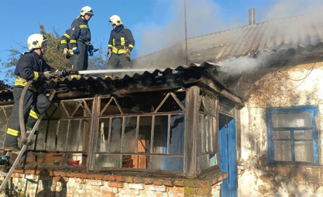 У Дем'янцях горів дах будинку: на момент виникнення пожежі у будівлі перебувала 82-річна жінка