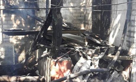 У Залізничному пожежники винесли з палаючого будинку дідуся 